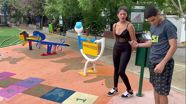 Juego con extraño en el parque al avioncito y termino llevandola a casa a darle una rica follada con mi enorme pene hasta darle toda mi leche en su coño.