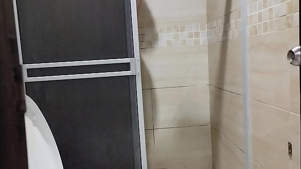 No pago la renta y mi casera me pide que la coja duro y la llene de leche